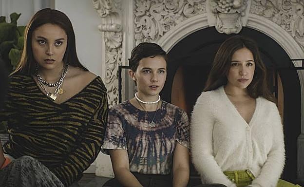 A la derecha, Gideon Adlon, junto a sus compañeras de reparto.