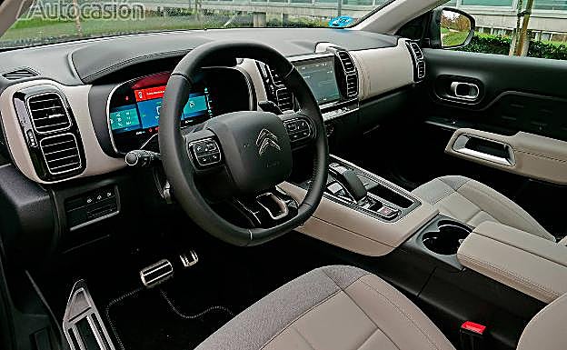 El interior es muy confortable y el equipamiento completo.