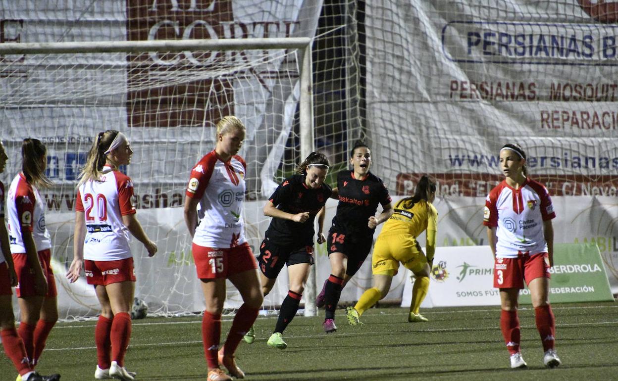 Visco, Laaksonen y Marta Parralejo lamentan el gol de Mendoza de falta directa. 