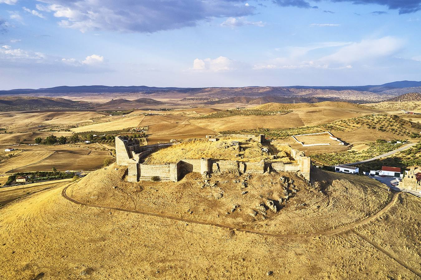 Panorámica del castillo de Montemolín