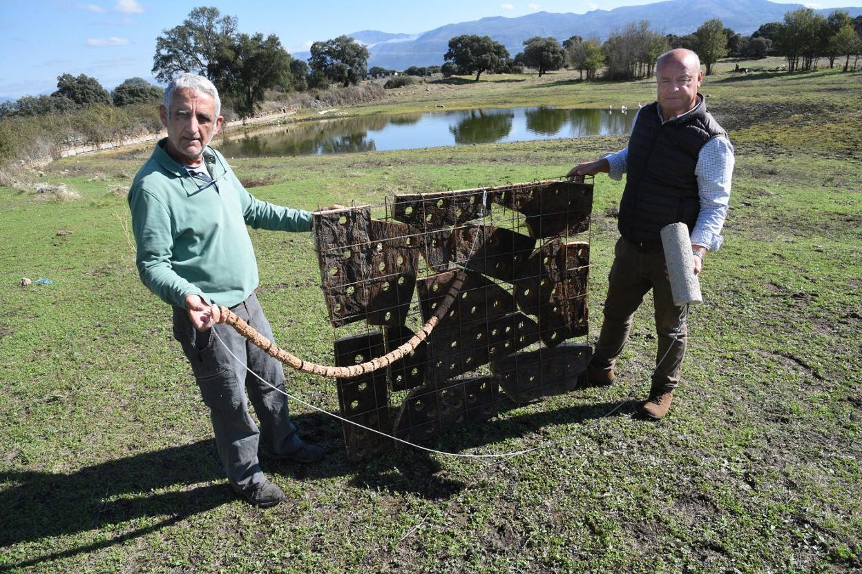 Enrique Vega y César Martín son dos de los tres inventores de esta plataforma hecha con hierro y planchas de corcho irregulares, donde se colocan plantas acuáticas. 
