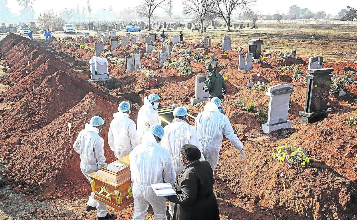Traslado del féretro de una víctima del Covid -19 a un cementerio habilitado durante la pandemia en la ciudad sudafricana.