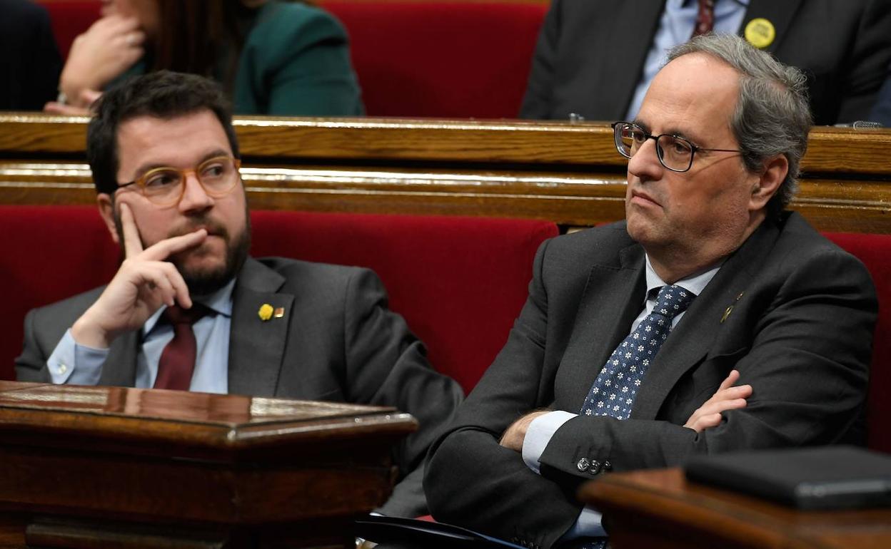 Pere Aragonès y Quim Torra siguen un debate en el Parlament el pasado enero. 