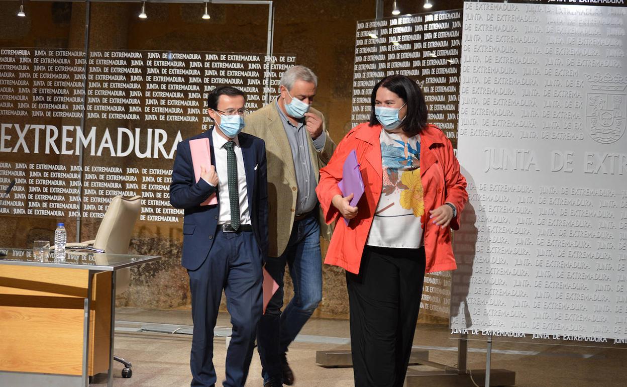 La consejera Begoña García Bernal con el presidente de la Diputación de Badajoz, Miguel Ángel Gallardo, y el presidente en funciones de la Diputación de Cáceres, Carlos Carlos Rodríguez.