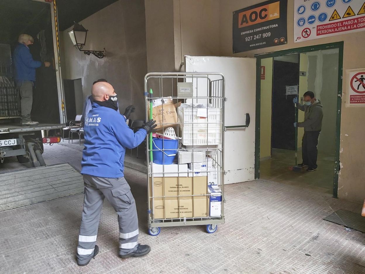 Un camión de mudanzas trasladó ayer hasta el hospital material para su reapetura. 