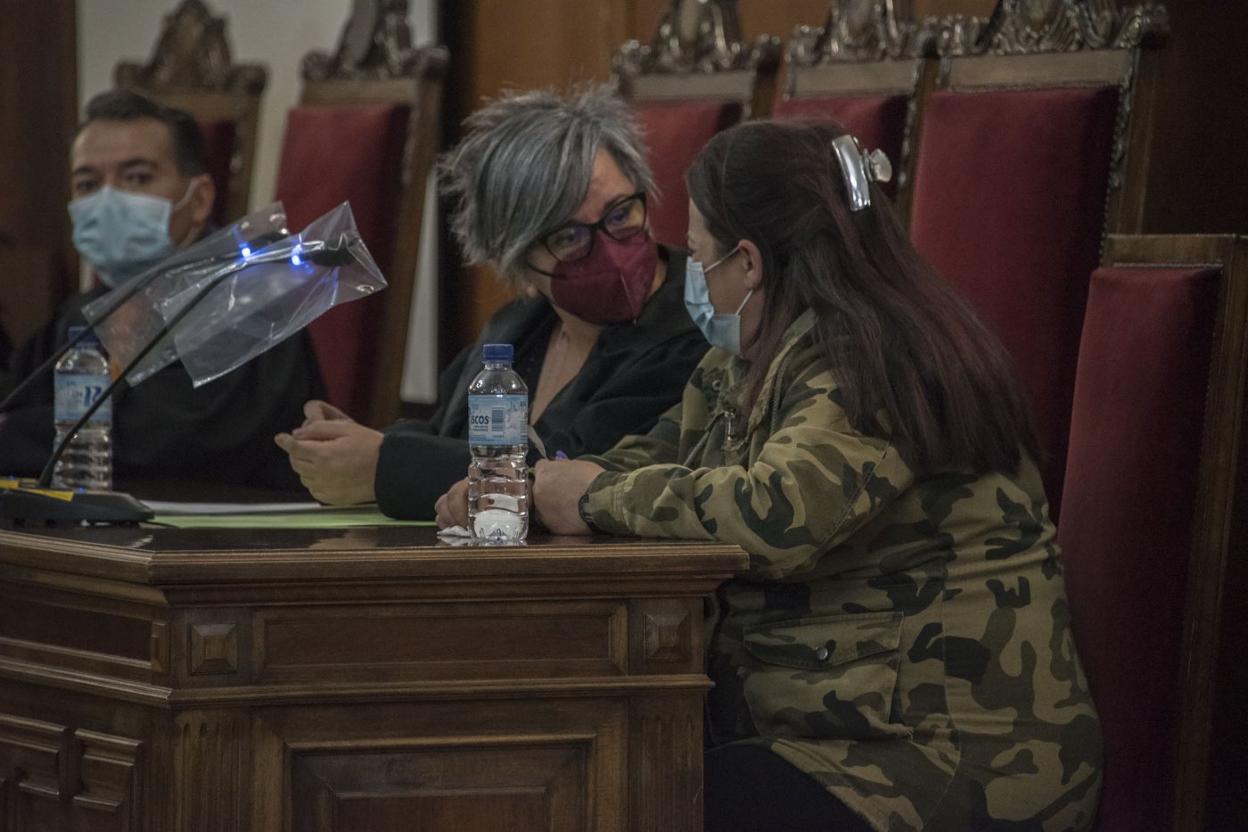 La procesada habla con su abogada instantes después de conocer el fallo. 