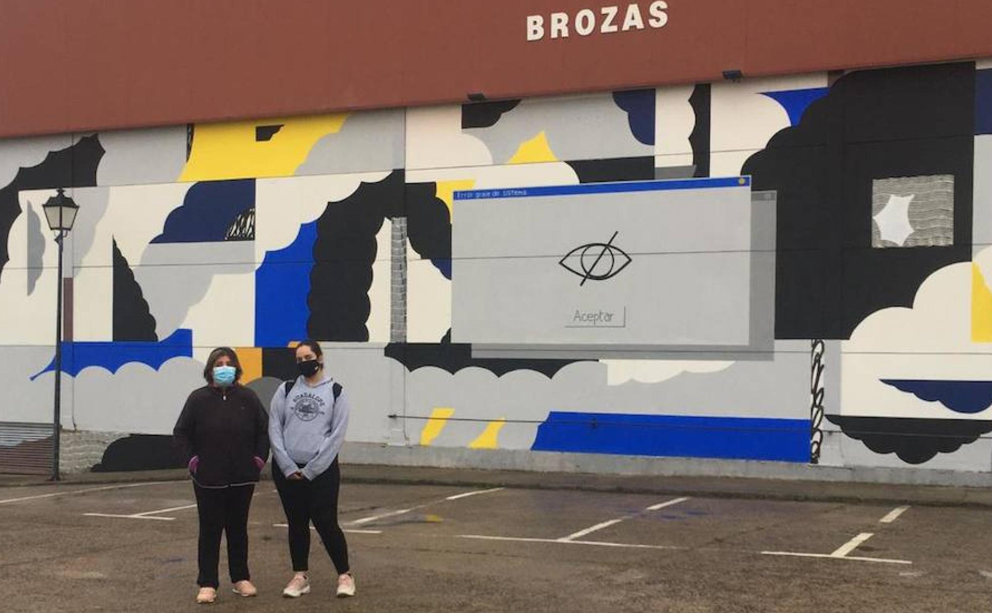 Eva y Carmen Moreno, delante del pabellón donde la joven practica voleibol en Brozas. 