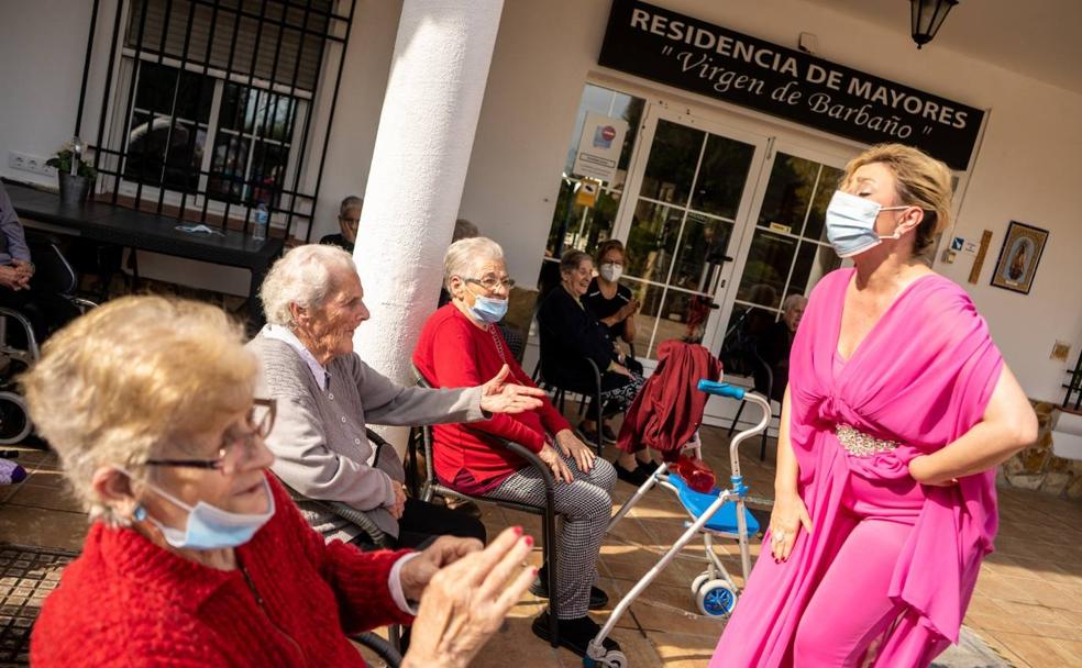 Pilar Boyero actuando este domingo en la residencia Virgen de Barbaño de Montijo. 