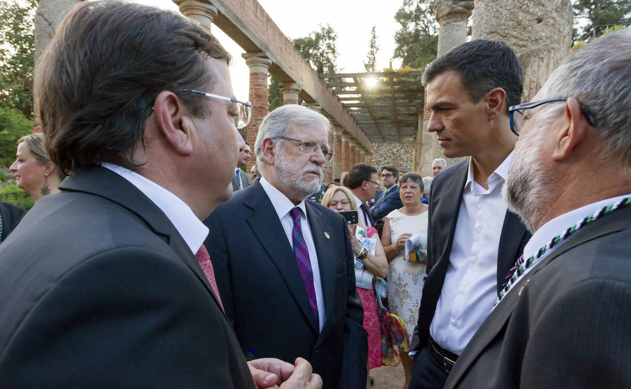 Imagen de archivo de Pedro Sánchez (segundo por la derecha), el presidente de Extremadura Guillermo Fernández Vara (izquierda) y el expresidente Juan Carlos Rodríguez Ibarra (segundo por la izquierda) en Mérida durante el acto de entrega de las Medallas de Extremadura en 2017.