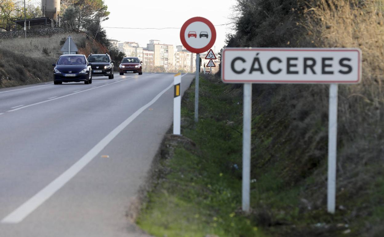 Entrada a Cáceres por la carretera de Casar, que la Diputación quiere hacer más segura para los ciclistas.