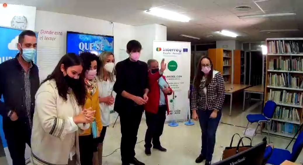 Captura de pantalla de Zoom donde los asistentes físicos a la inauguración se despiden de los virtuales