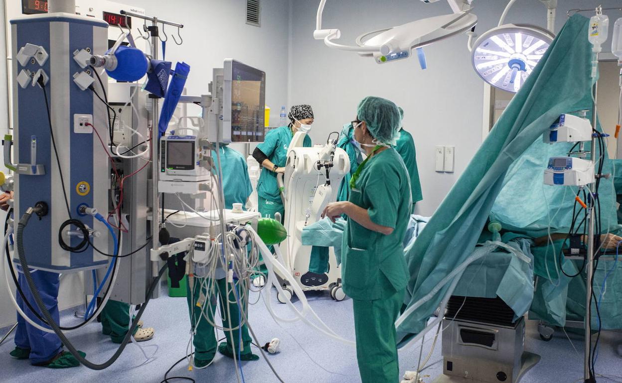 Profesionales del hospital de Cáceres preparando el quirófano para una paciente de cáncer de mama . 