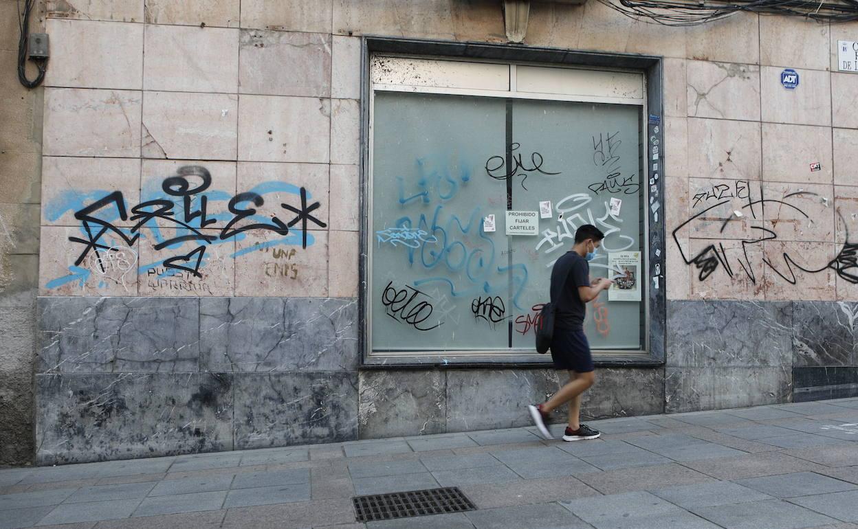 Aspecto que presenta una fachada con grafitis en una calle del centro histórico de Cáceres. 