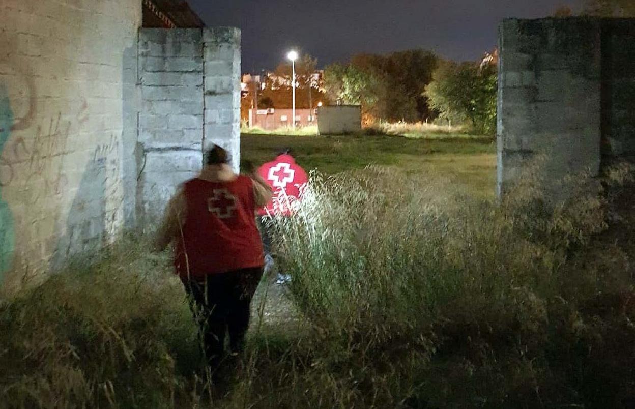 Dos voluntarias de Cruz Roja buscan a los sin techo en naves. 