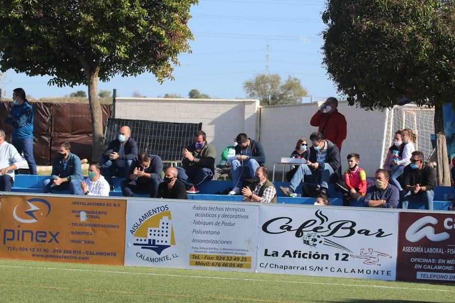 Las gradas del estadio volvieron a ser ocupadas por multitud de aficionados que respetaron la distancia de seguridad