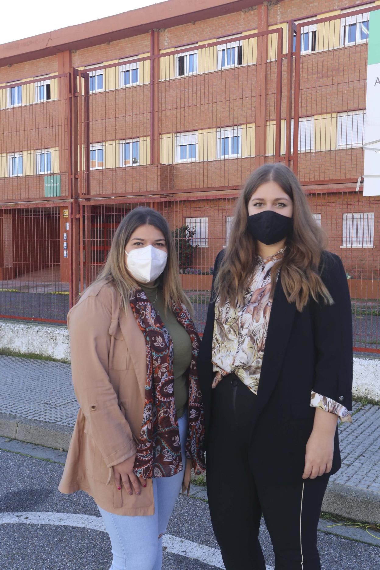 Rebeca Rueda y Elena Mendoza delante del Antonio Machado. 