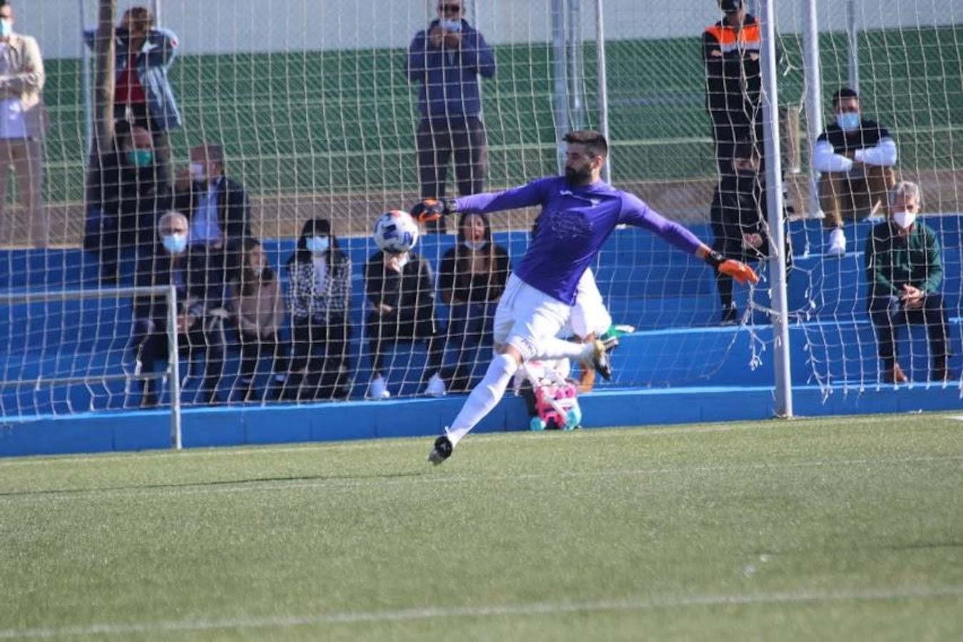 Las gradas del municipal calamonteño volvieron a ser ocupadas por multitud de aficionados que respetaron la distancia de seguridad