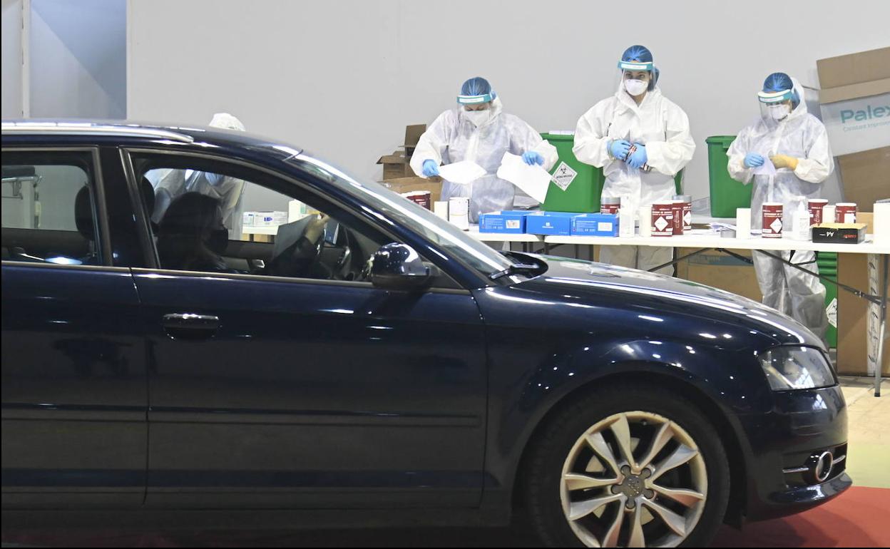 Realización de pruebas PCR en el 'autocovid' de Ifeba, en Badajoz. 