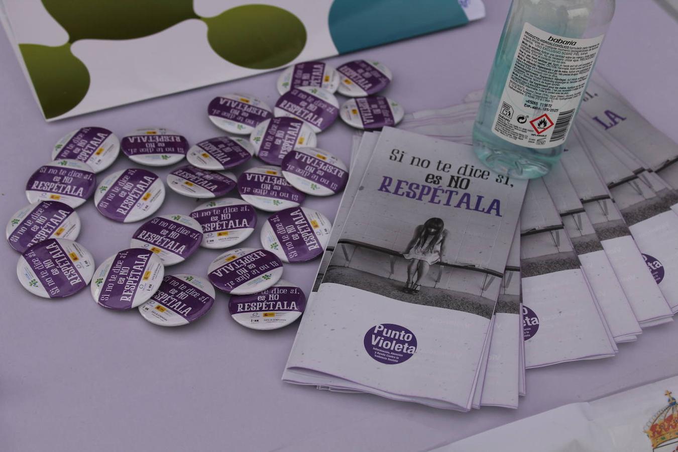 Chapas y folletos informativos disponibles en el Punto Violeta