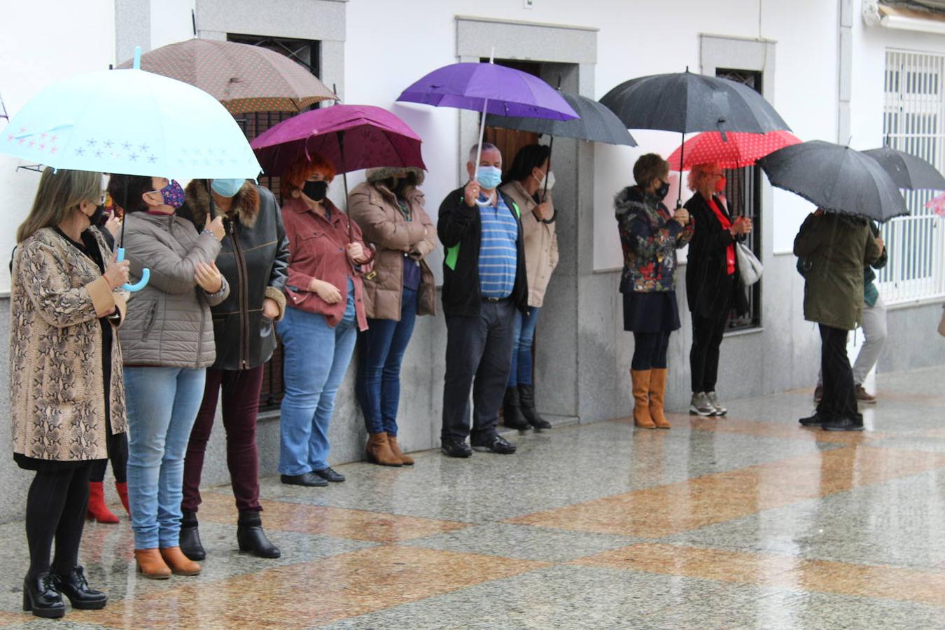 Los vecinos se resguardaron de la lluvia en frente de la fachada del Ayuntamiento
