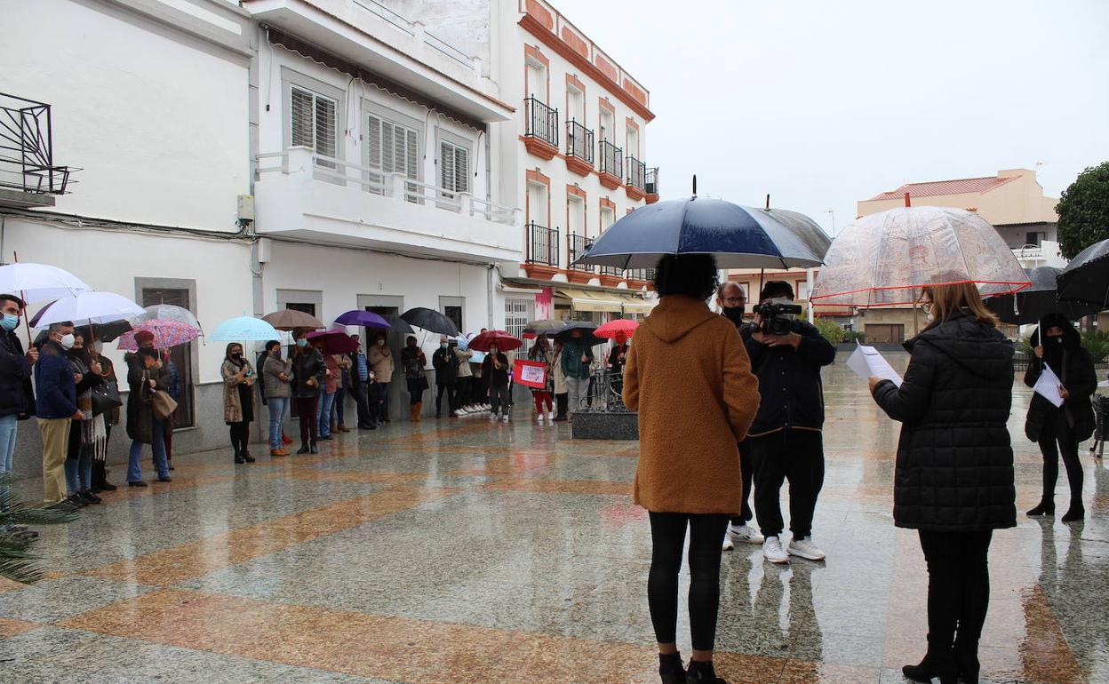 Magdalena Carmona, alcaldesa, lee el manifiesto de la Fempex frente a los asistentes al acto