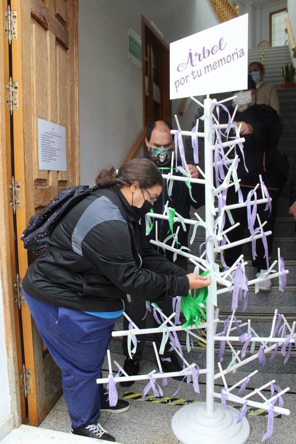 Sergio y Mercedes colocan una serie de cintas en homenaje a las víctimas de este 2020