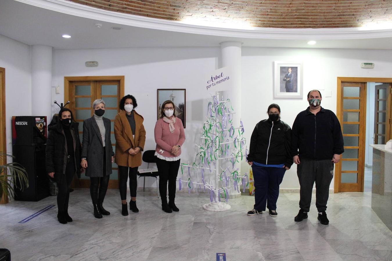 De izquierda a derecha: Alba Mármol, Antolina Garrido, Ana Fernández, Magdalena Carmona, Mercedes Galán y Sergio Fernández en el interior del Ayuntamiento con el 'Árbol por tu Memoria'