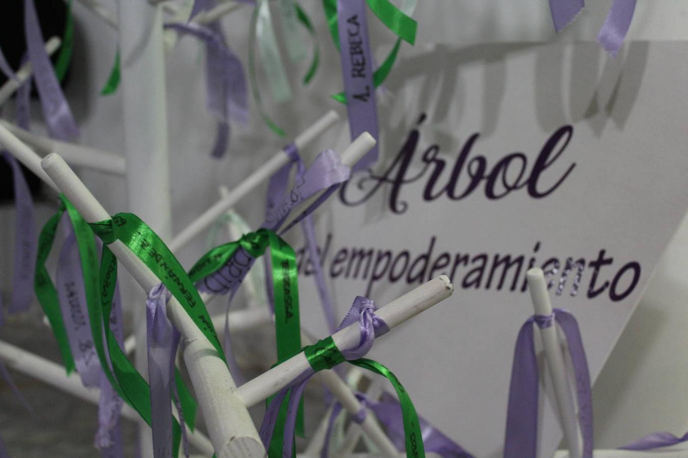 El 8 de marzo, se sustituye el cartel que corona la escultura por otro que reza 'Árbol del empoderamiento'