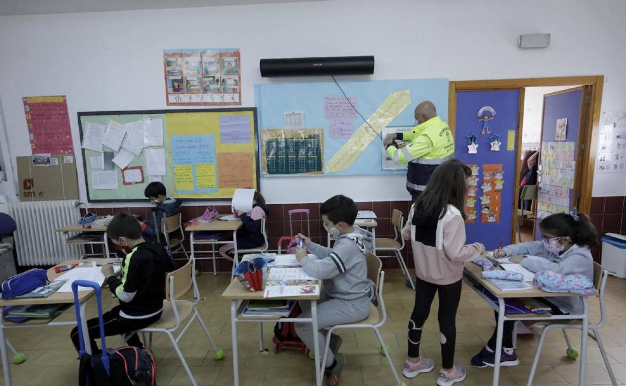 El Ayuntamiento de Torreorgaz instaló aparatos ultravioleta en el colegio y otras dependencias para reducir el riesgo de transmisión de coronavirus. 