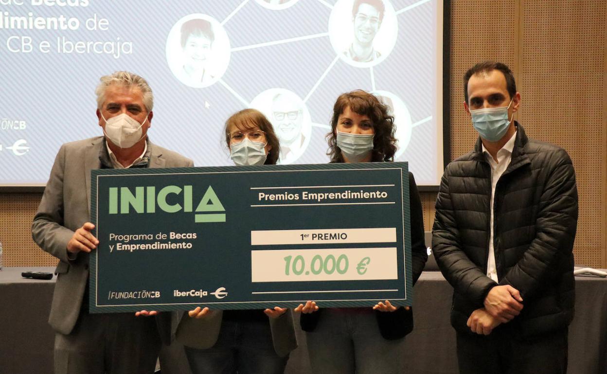 Imagen de las ganadoras recibiendo el premio.