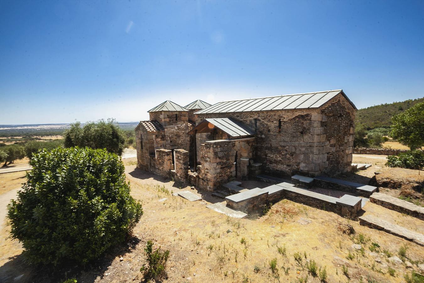 Exterior de la basílica Santa Lucía del Trampal en Alcuéscar.