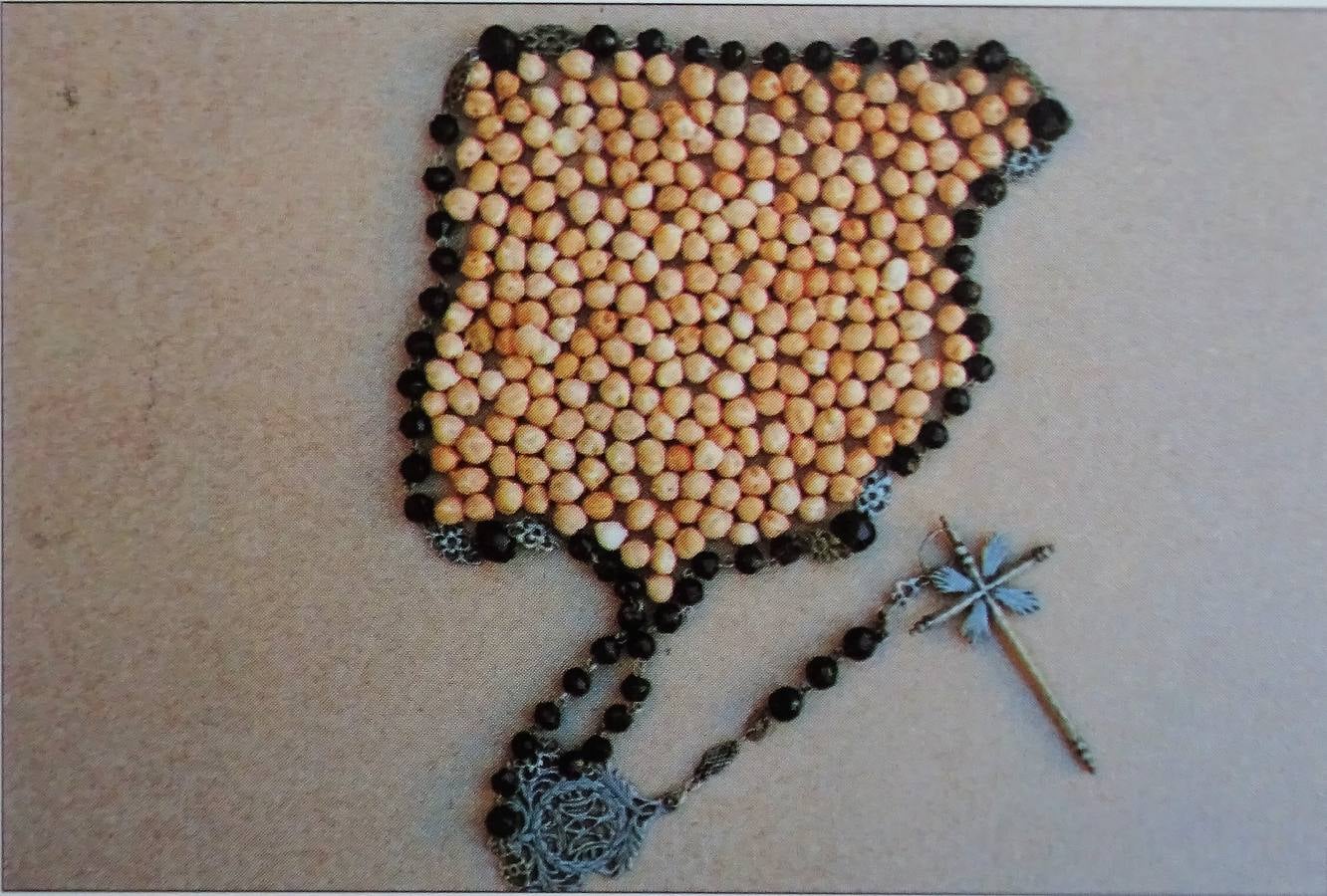 La obra 'La postguerra' que recuerda la España de rosario y garbanzos.