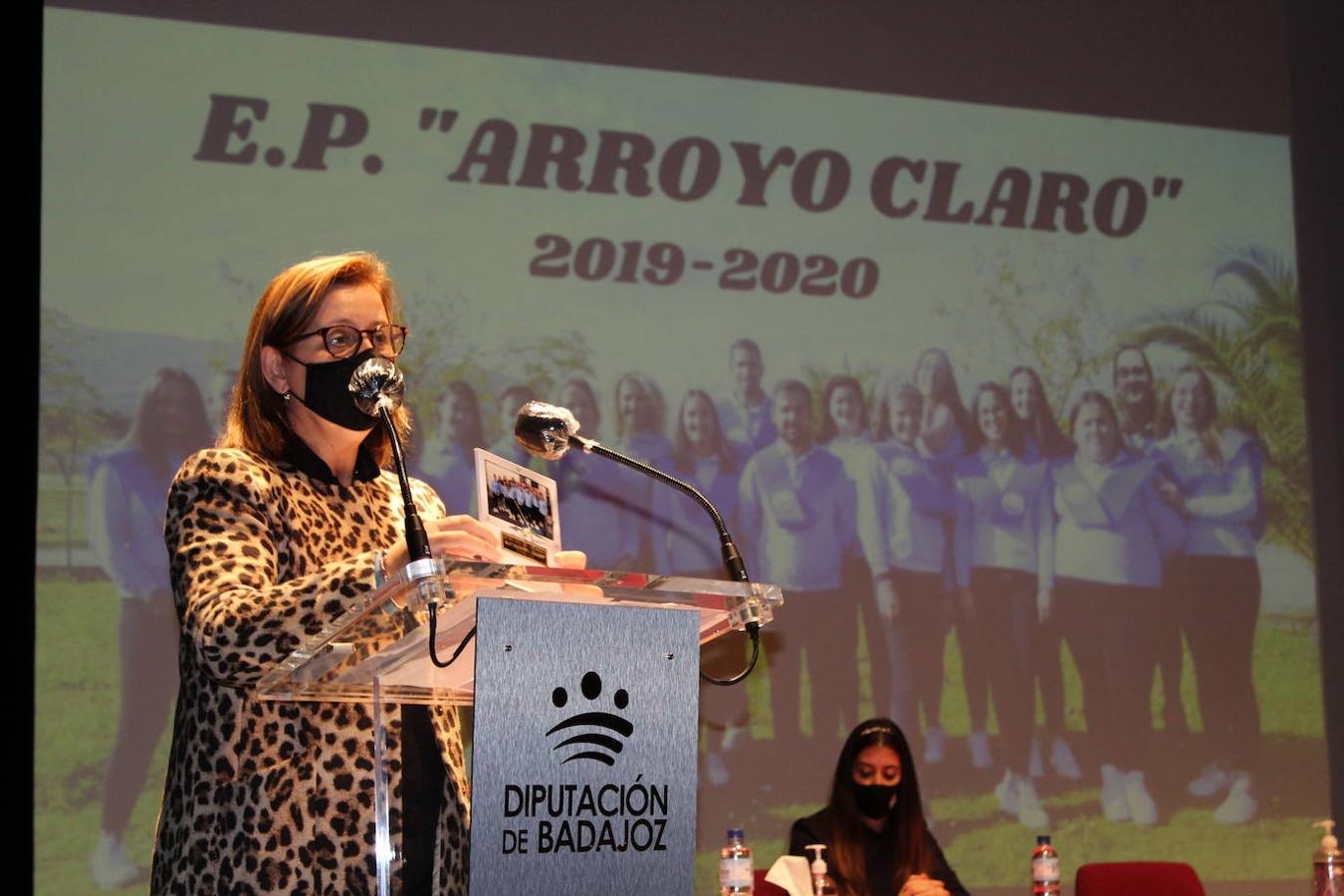 Magdalena Carmona, alcaldesa, muestra el detalle del Ayuntamiento: un reloj con una foto de los alumnos y profesores
