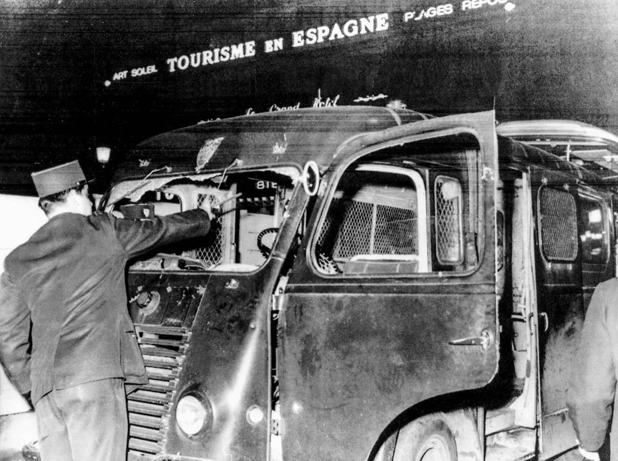 Destrozos en un vehiculo policial en los enfrentamientos entre la policía y manifestantes en París durante las protestas por el juicio. 