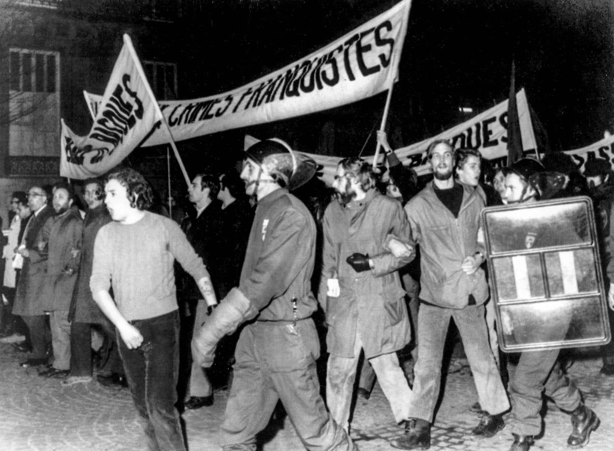 Enfrentamientos entre la policía y manifestantes en París.