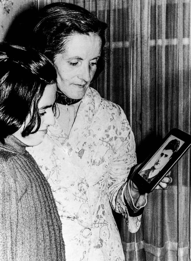 La madre de Javier Larena Martínez, condenado a muerte, muestra a su hija pequeña una foto de su hermano tras conocer la decisión de Franco de conmutar las penas de muerte. 