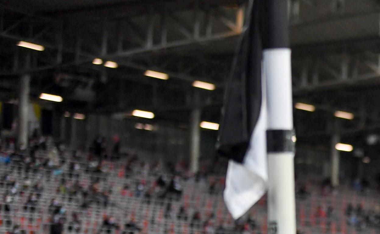 La árbitra pacense Guadalupe Porras durante el partido de la Europa League entre LASK Linz y Ludogorets. 