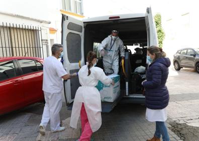 Imagen secundaria 1 - Trasladan entre lágrimas a los mayores de la residencia que cerrará en Almendralejo