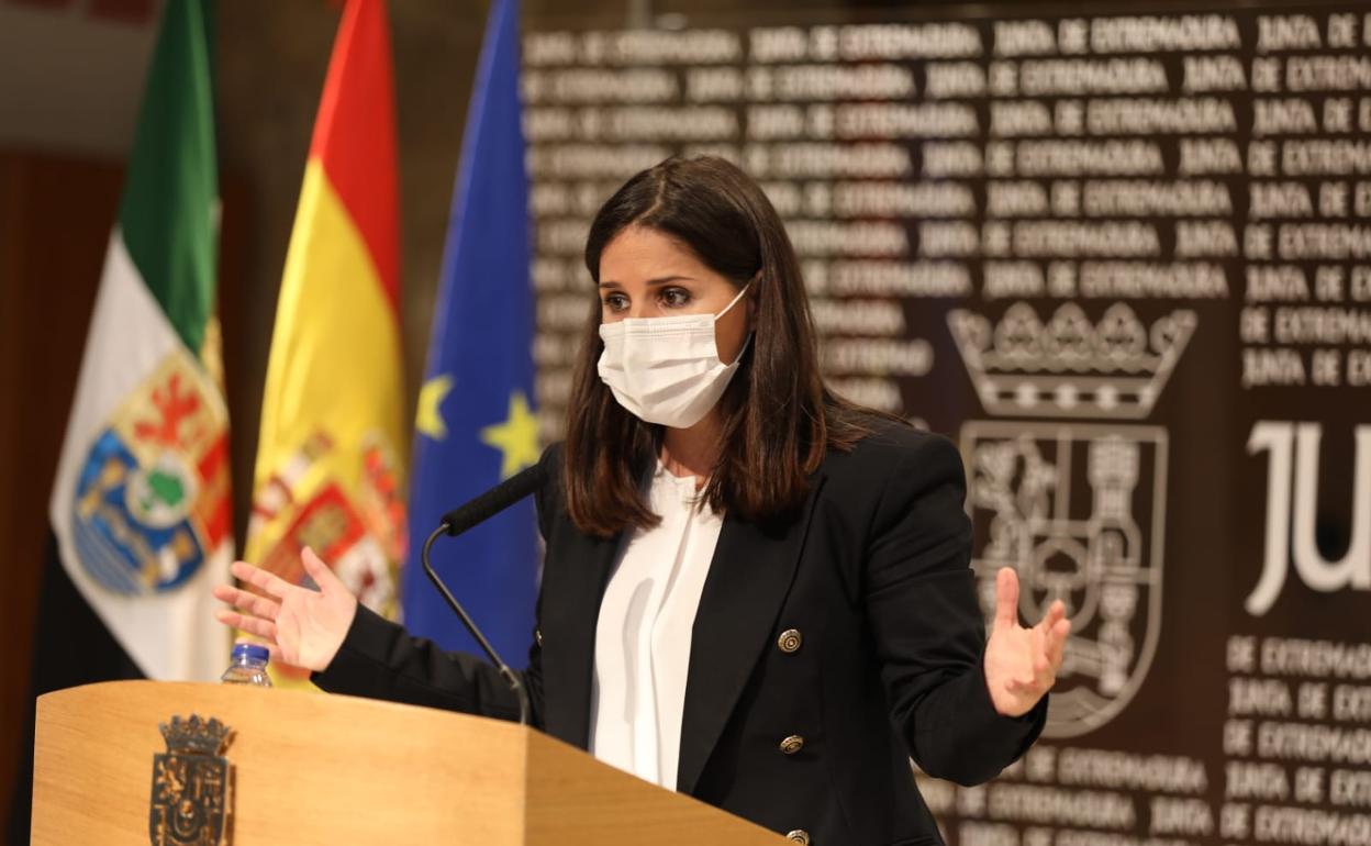 Isabel Gil Rosiña en la rueda de prensa tras el Consejo de Gobierno.