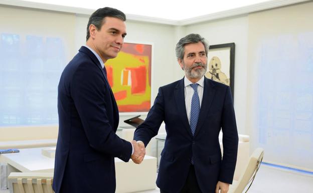 Pedro Sánchez junto al presidente en funciones del CGPJ, Carlos Lesmes. 