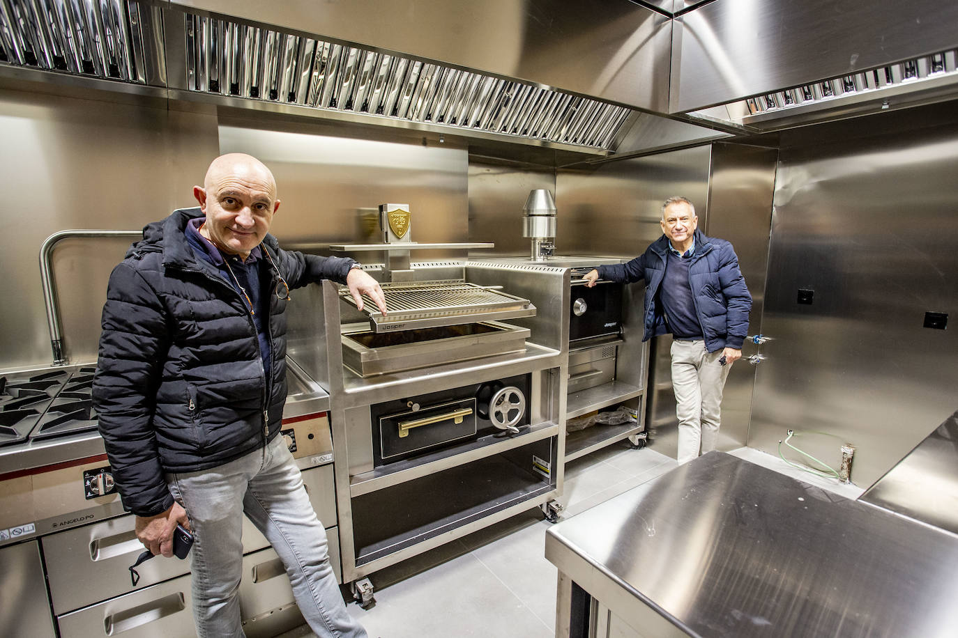 Toño Pérez y José Polo en la cocina.