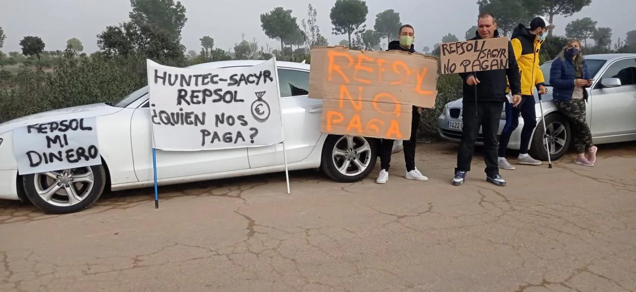 Protesta ayer de trabajadores ante la planta de Valdecaballeros. 