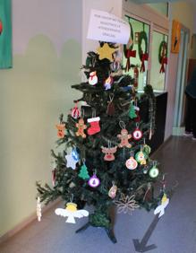 Imagen secundaria 2 - Arriba, dos usuarios homenajean en el calendario a la Guardia Civil y la Policía Nacional. Abajo, el portal de Belén y los adornos navideños hechos por los propios miembros de la asociación.