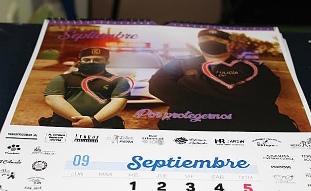 Imagen principal - Arriba, dos usuarios homenajean en el calendario a la Guardia Civil y la Policía Nacional. Abajo, el portal de Belén y los adornos navideños hechos por los propios miembros de la asociación.