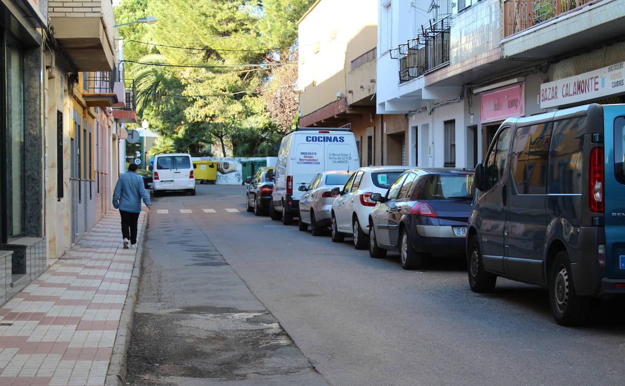 Esta mañana, los coches aún se encontraban aparcados en la derecha mientras la Policía contacta con todos los propietarios