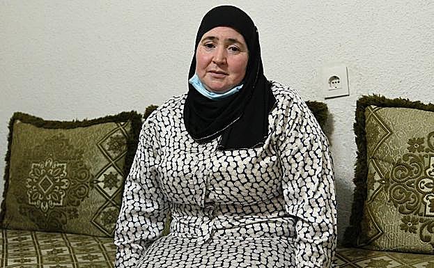 Ghita, sentada en el salón de su viviendadurante la entrevista