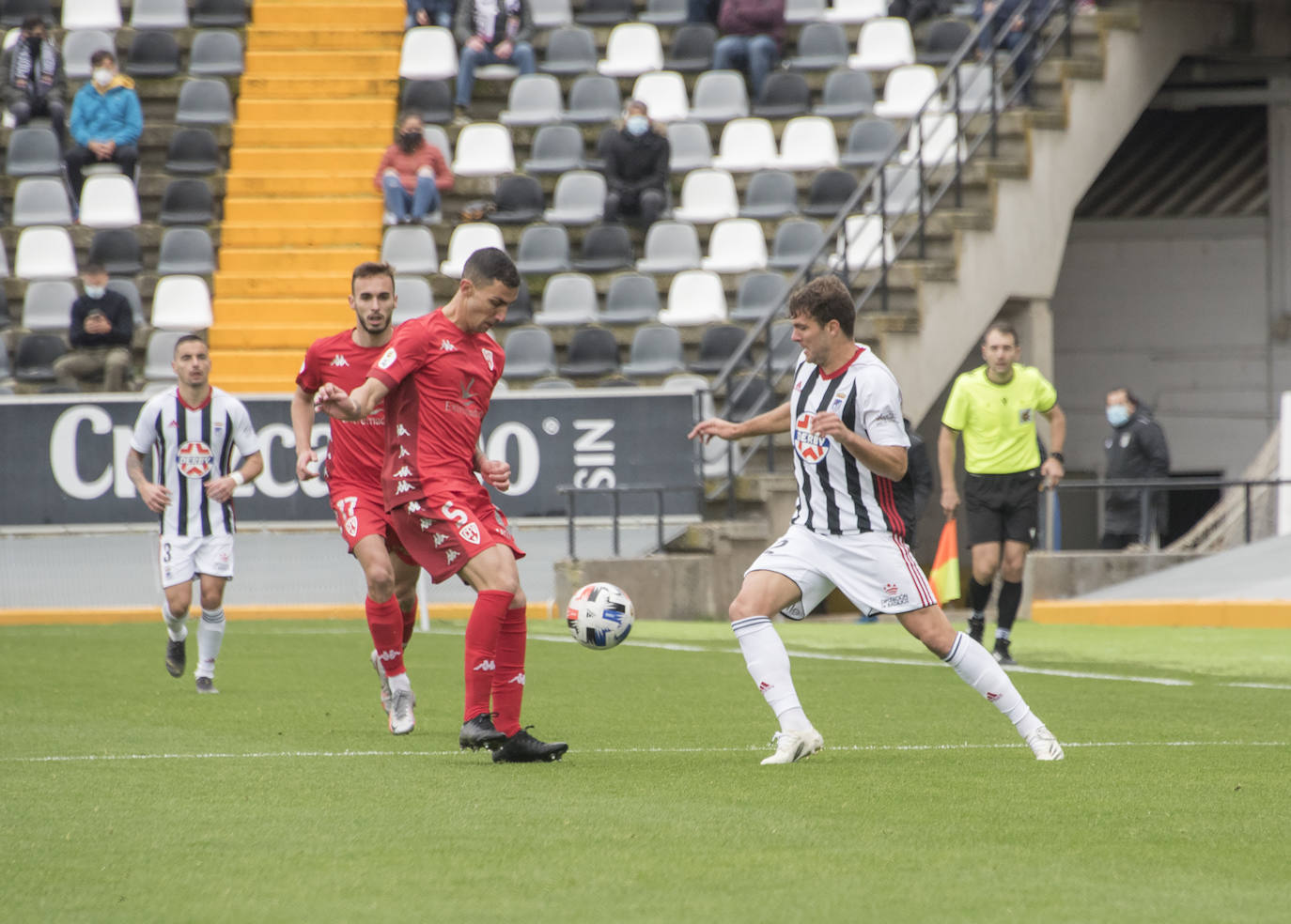 El Villanovense exprime al límite al conjunto pacense que gracias al gol de Pablo Vázquez sale más líder del derbi y ya es campeón de invierno