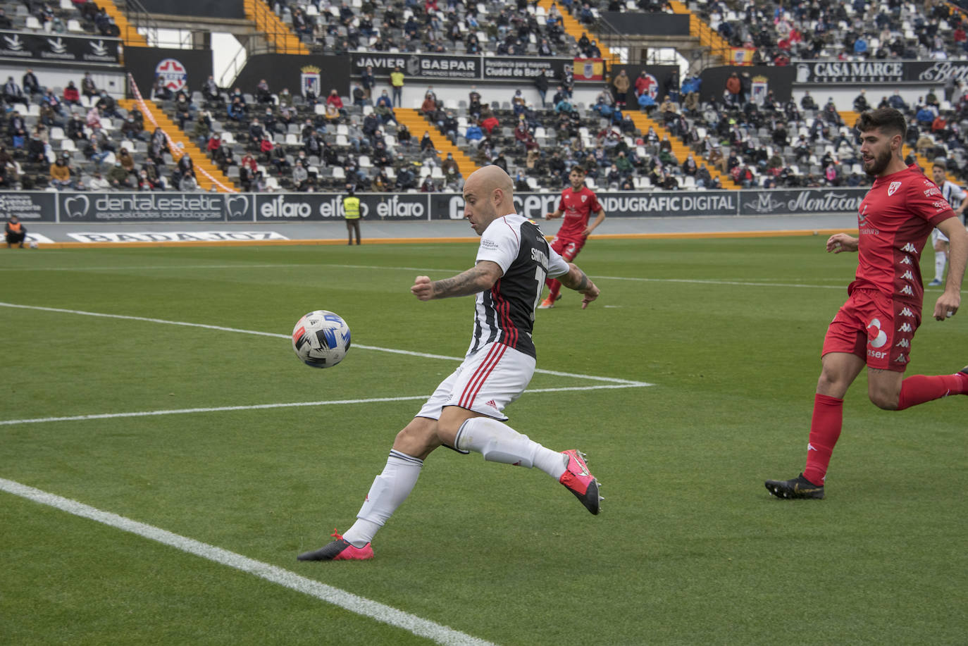 El Villanovense exprime al límite al conjunto pacense que gracias al gol de Pablo Vázquez sale más líder del derbi y ya es campeón de invierno