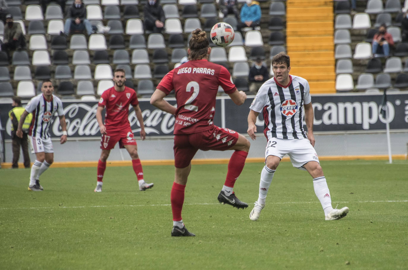 El Villanovense exprime al límite al conjunto pacense que gracias al gol de Pablo Vázquez sale más líder del derbi y ya es campeón de invierno