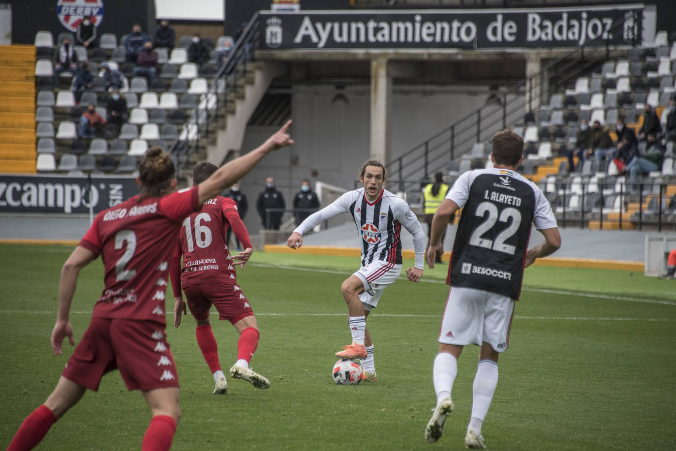 El Villanovense exprime al límite al conjunto pacense que gracias al gol de Pablo Vázquez sale más líder del derbi y ya es campeón de invierno